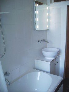 Unique Bathroom Mirrors on How A Large Bathroom Mirror Can Add More Style To Your Bathroom All