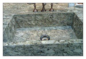 www.custommarblegranite.com/sitebuilder/images/Safari_integrated_sink-600x413.jpg